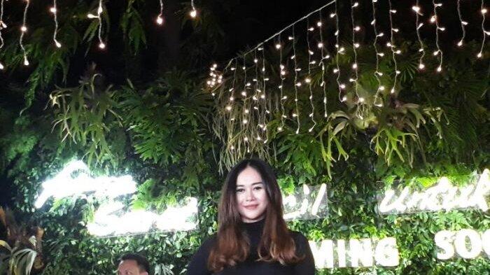Tampilan Seksi Aura Kasih Ketika Bekerja di Cafe Malam