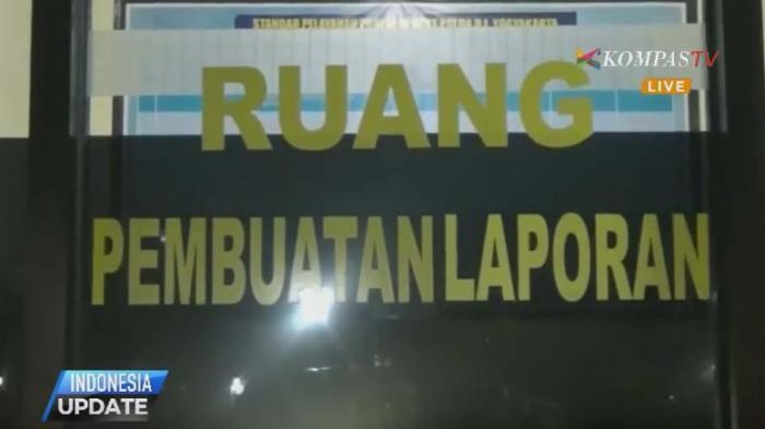 Mengaku Dianiaya Kekasihnya, Seorang Wanita Menangis di Kantor Polisi