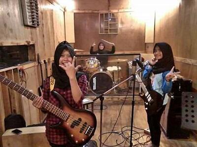 Keren! Siswi Berhijab Guncang Panggung dengan Musik Metal