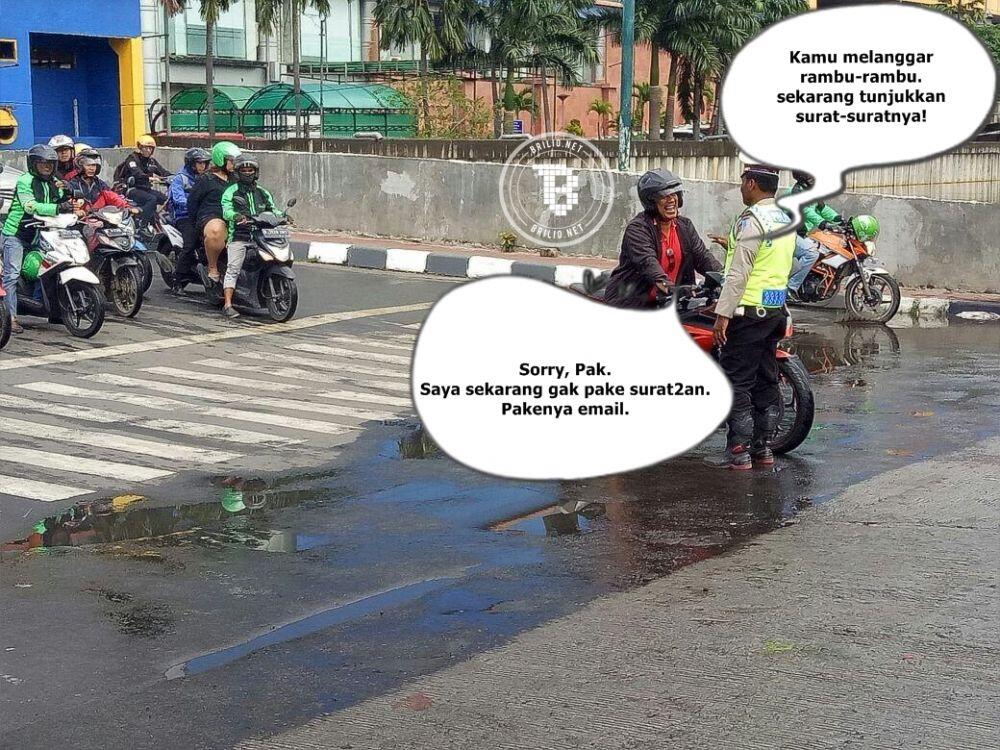 8 Meme pemotor nakal dihadang polisi ini ngocolnya parah banget