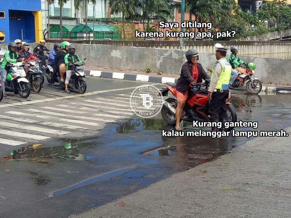 8 Meme pemotor nakal dihadang polisi ini ngocolnya parah banget