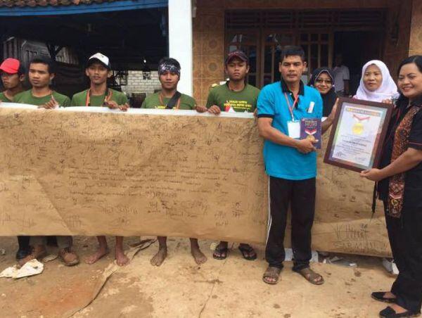 Tiga Ribu Warga Rembang &lsquo;Teken' Dukungan di 300 Meter Kertas Zak Semen 