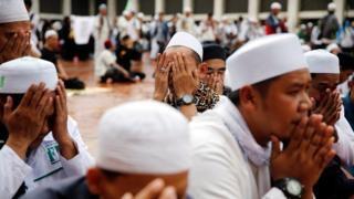 Anies-Sandi 'gunakan masjid' untuk kalahkan Ahok-Djarot?