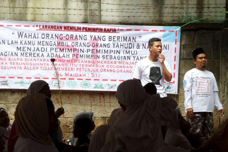 Spanduk Al-Maidah 51 Terpasang di Tempat Kampanye Anies