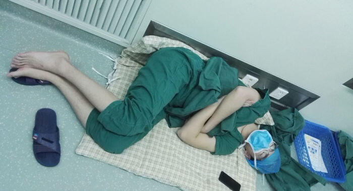 Lelah Operasi Selama 28 Jam, Dokter Bedah Ini Tertidur di Lantai