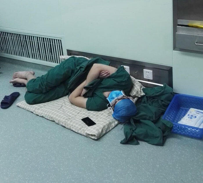 Lelah Operasi Selama 28 Jam, Dokter Bedah Ini Tertidur di Lantai