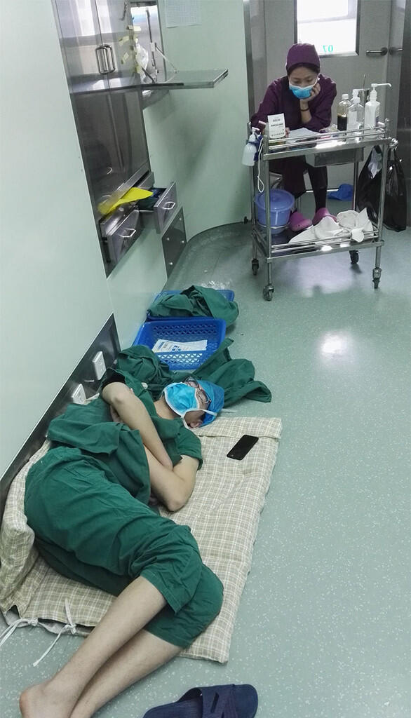 Lelah Operasi Selama 28 Jam, Dokter Bedah Ini Tertidur di Lantai