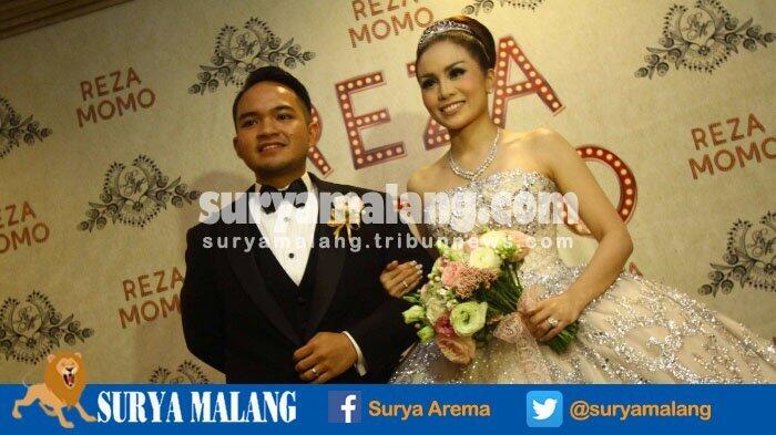 Momo Geisha-Reza Tumpangi Mobil Mewah Lamborghini Menuju Venue Resepsi