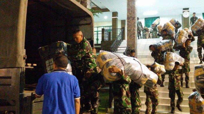 Rombongan Pengantar Bantuan Perlengkapan Sekolah dari Presiden Jokowi Menuju Entikong