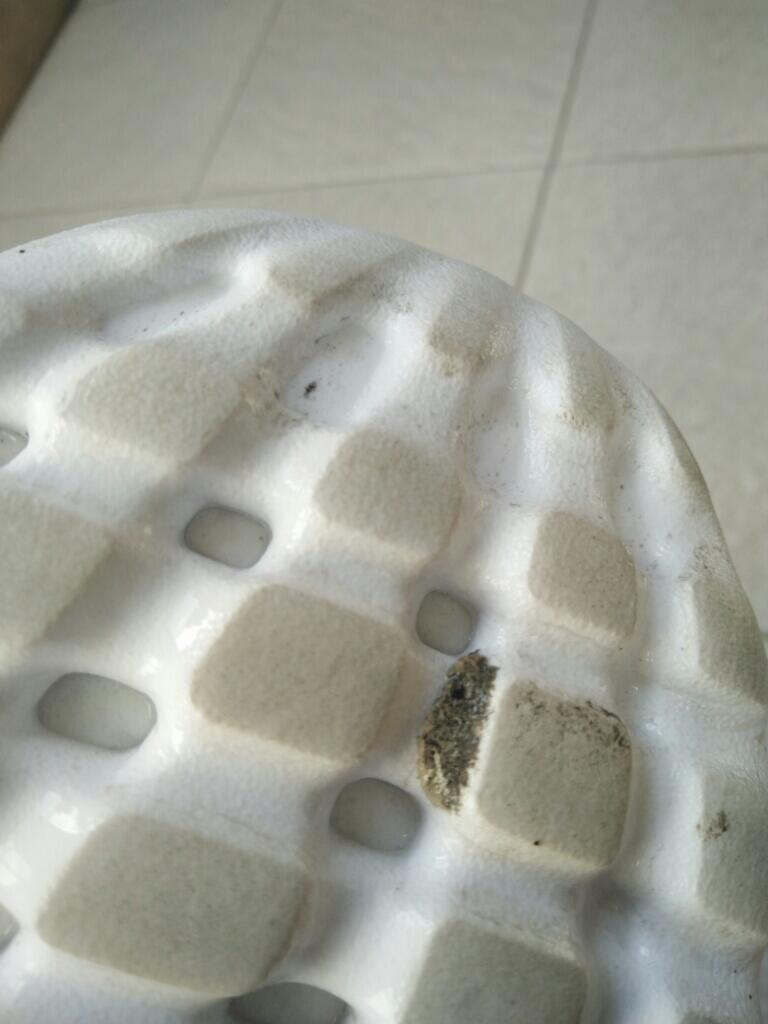Cara Cuci Bagian Bawah Sneakers