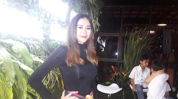 Aura Kasih Bergaya Cewek Klub Malam demi Fajar Bustomi