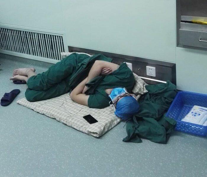 Dokter ini Viral setelah menangani 5 operasi berturut-turut selama 28 jam.