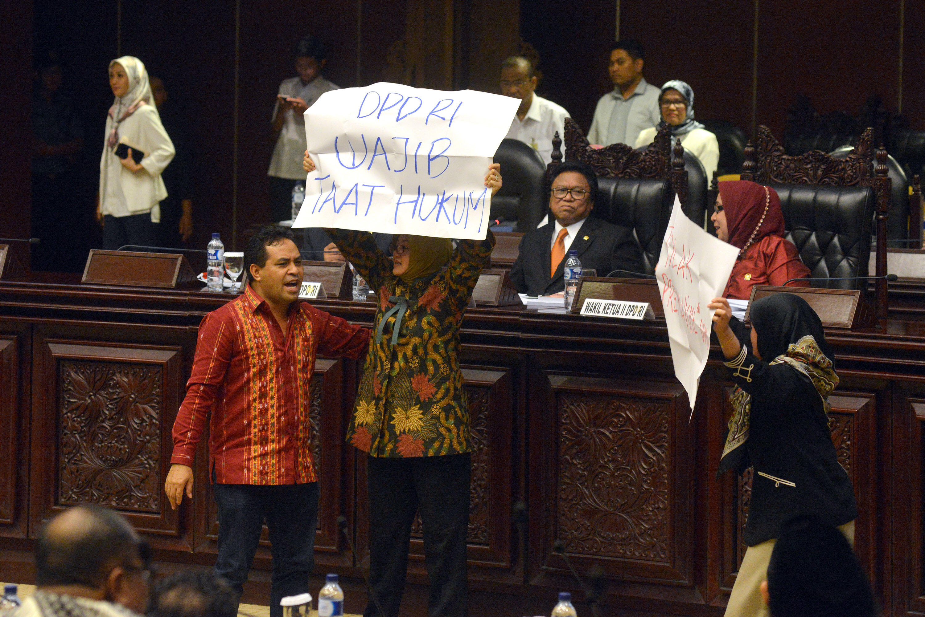 Rapat Paripurna Dipimpin Oesman Sapta Diprotes