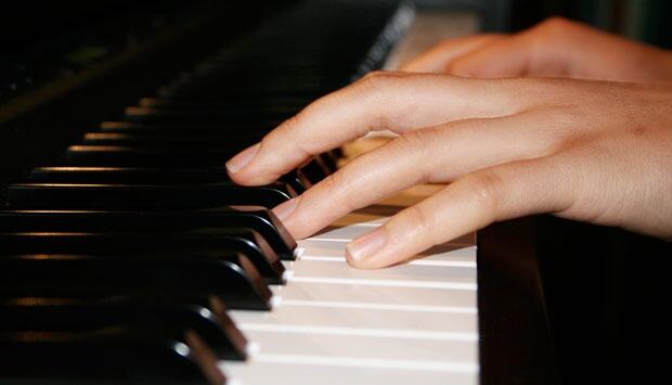 5 Manfaat Tak Terduga Dari Bermain Piano