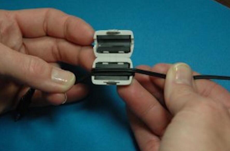 Sering lihat tabung kecil pada charger laptop? Ini fungsinya
