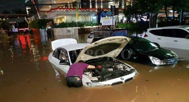 Sorot Mini Cooper di banjir Kemang, jurnalis NET dipukul &amp; diludahi