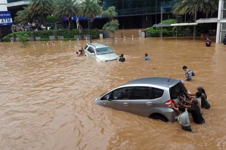 Sorot Mini Cooper di banjir Kemang, jurnalis NET dipukul &amp; diludahi