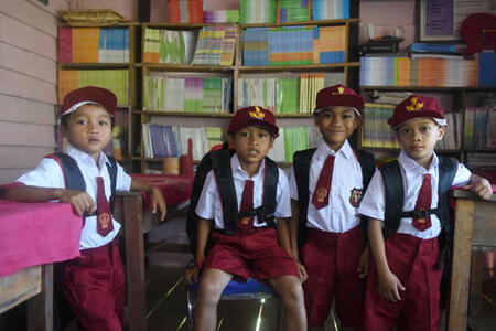 Perlengkapan Sekolah dari Jokowi Sampai ke Anak-Anak Bengkayang