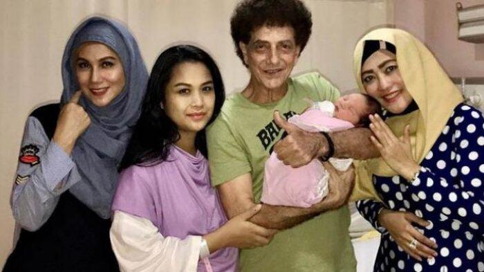 Ahmad Albar Setia Temani Istri Selama Proses Persalinan