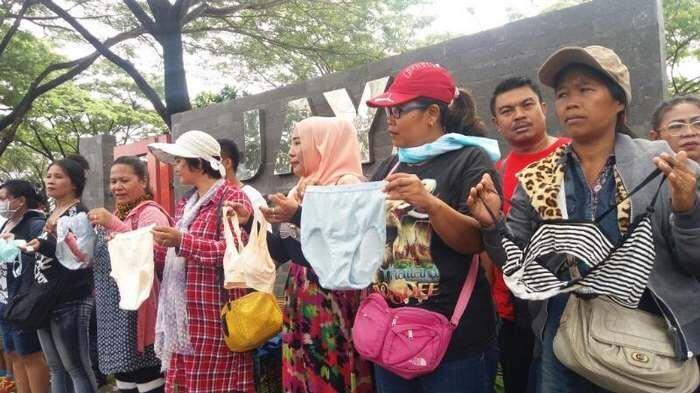 Pedagang Pasar Senen Korban Kebakaran Demo Bawa-bawa Pakaian Dalam