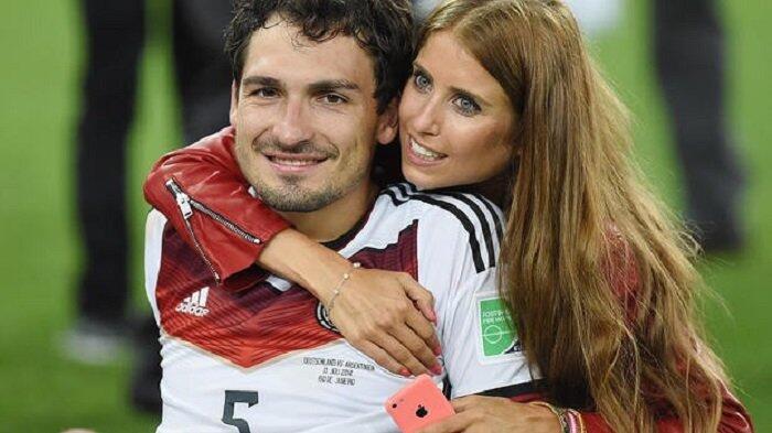 Mats Hummels Diantar Istri ke Tempat Latihan