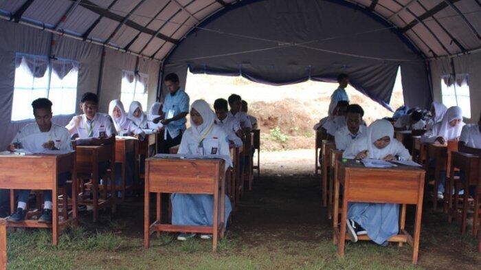 Atap Sekolah Ambruk, Siswa SMAN 30 Garut Ujian di Tenda Darurat