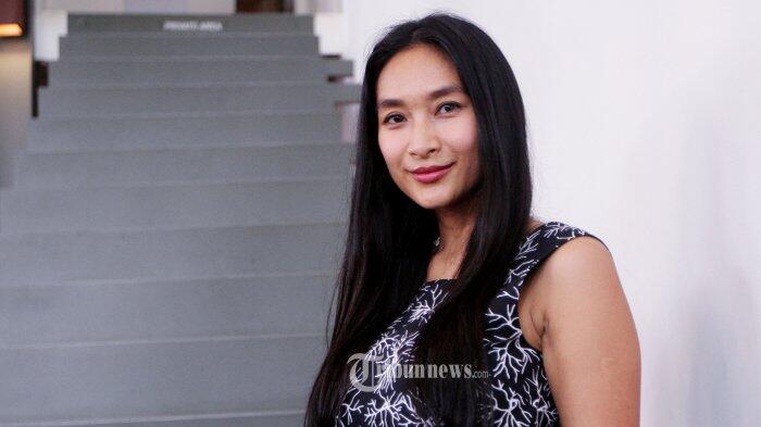 Sang Suami Bangga Jadi Bagian Dari Kesuksesan Happy Salma