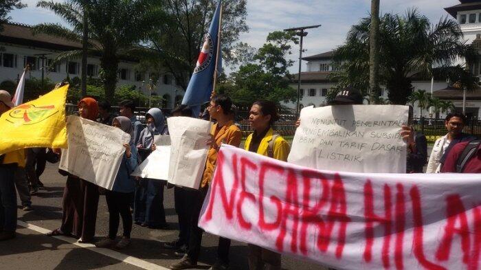 Mahasiswa Demo Jokowi di Bandung, Protes Kereta Cepat dan BBM