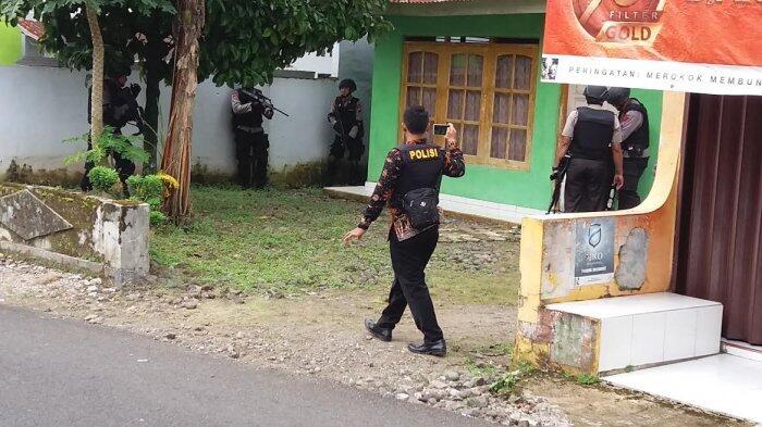 Ada Foto Latihan Militer dan Lambang ISIS di Rumah Penyerang Polisi di Banyumas