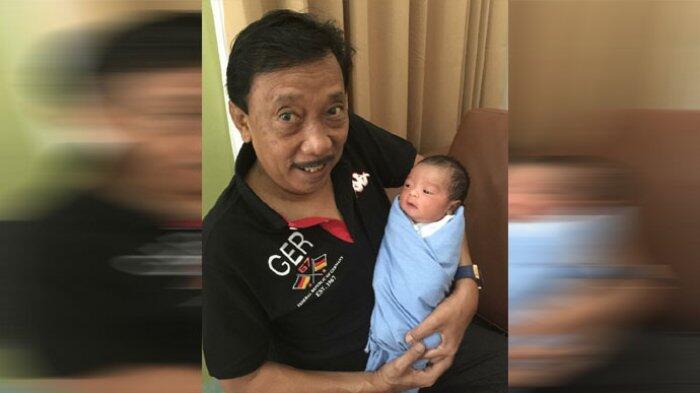 Para Seleb yang Dikaruniai Anak di Usia Senja