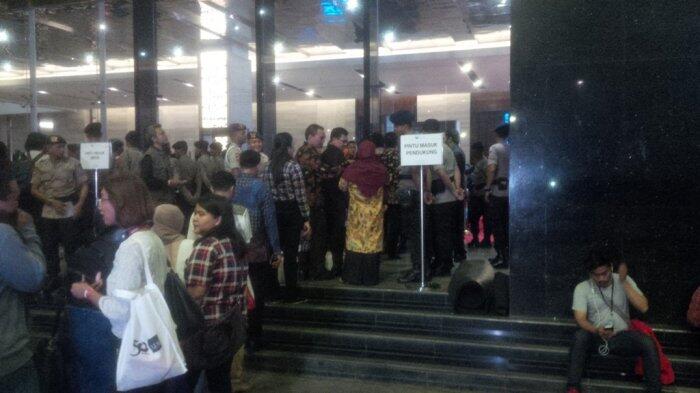 Dua Pendukung Pasangan Calon Masuki Lokasi Debat Pilkada DKI