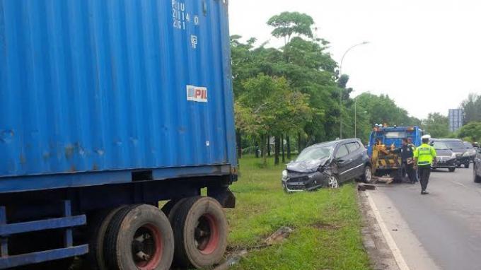 Hilang Kendali di Jalan Licin, Truk Kontainer Tabrak Tiang Listrik