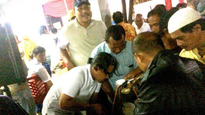 Warga Serbu Soto Gratis di Posko Pemenangan Anies-Sandi