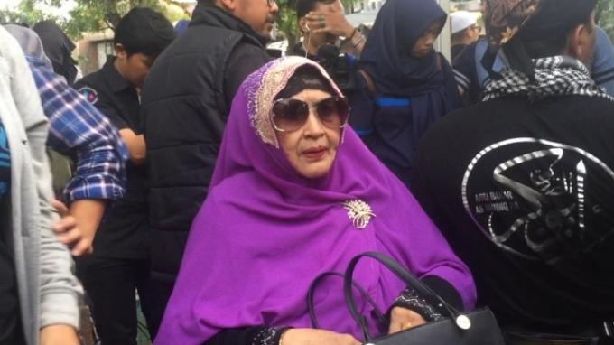 Ibunda Berziarah ke Makam Uje, Ke Mana Umi Pipik?