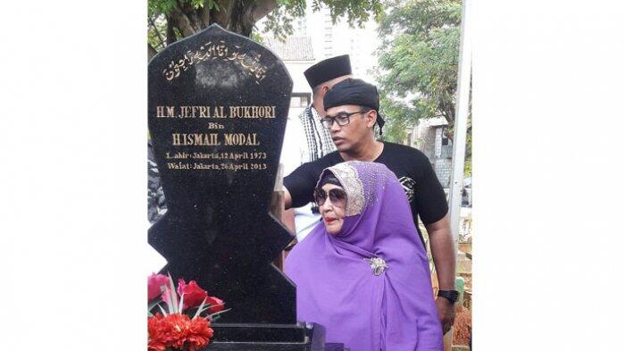 Menangis Tersedu di Makam Uje, Umi Tatu Sampaikan Pesan