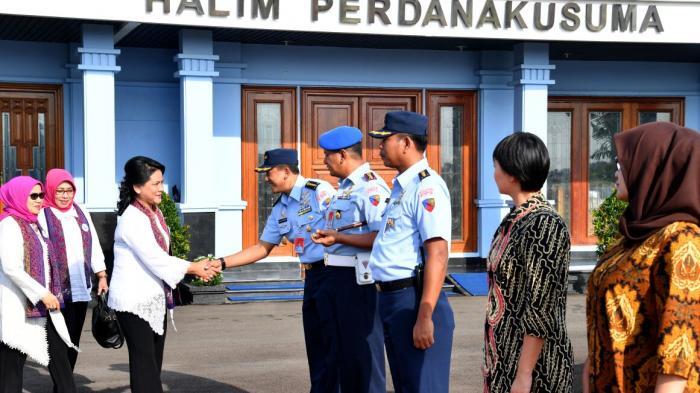 Awali Kunjungan Kerja ke Jawa Barat, Jokowi Bagikan Kartu Bantuan Sosial