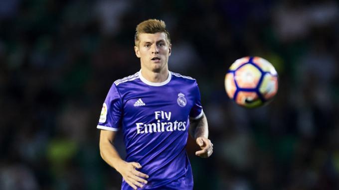 Bayern Muenchen Harusnya Tidak Melego Toni Kroos kata Lotthar Matthaus
