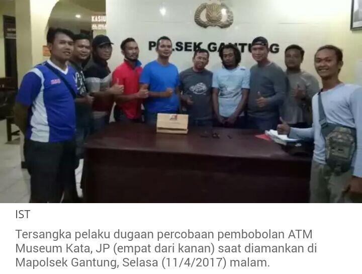 Anggota Polsek Gantung Selfie Bersama Tersangka Pembobol ATM