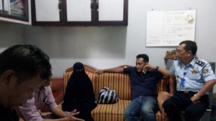 Perempuan Bercadar Penyelundup Sabu Sejak Lama Buronan Polisi