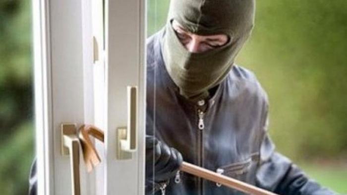 Maling di Pekalongan Curi Satu Set Kursi Sofa di Teras Rumah