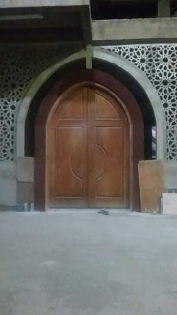 Innalillahi! Selain Desain, Pintu Masjid Daan Mogot berlambang Salib!