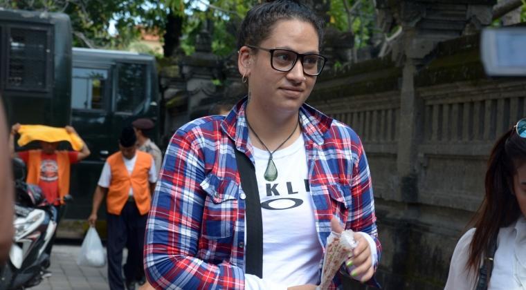 Wanita Berbaju Kotak-kotak Tertangkap Bawa Sabu-sabu
