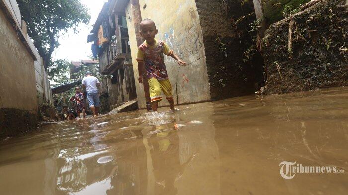 Warga Bantaran Sungai Ciiwung Diminta Waspada Banjir Kiriman