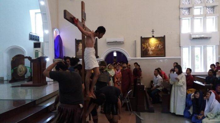 Prosesi Tablo di Gereja Katedral Diwarnai Isak Tangis Jemaat