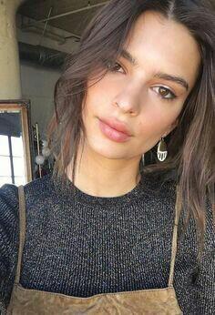 Emily Ratajkowski Yang Bikin Pria Tak Berkedip