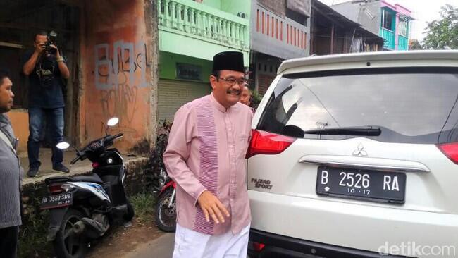 Salat Jumat di Tebet, Djarot 'Disambut' Spanduk Provokatif