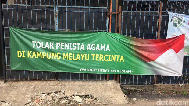 Salat Jumat di Tebet, Djarot 'Disambut' Spanduk Provokatif