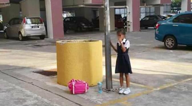 Sadis Gan....Bolos sekolah, anak perempuan ini dirantai ibunya di tiang lampu