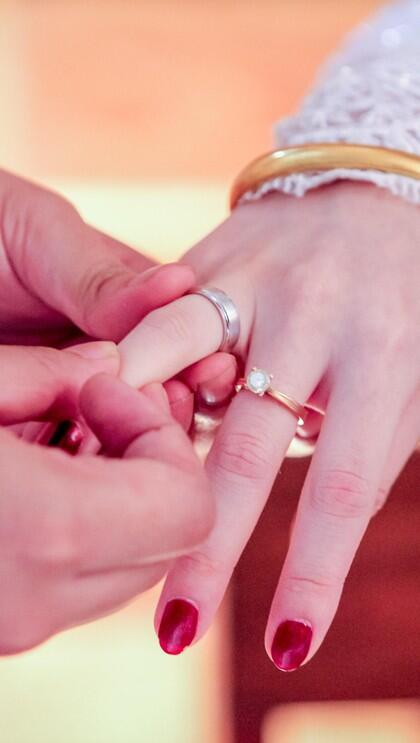 Ide Cincin Pernikahan Unik: Pakai Sidik Jari Hingga Proyektor