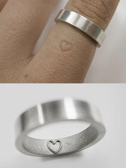 Ide Cincin Pernikahan Unik: Pakai Sidik Jari Hingga Proyektor